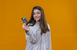 Райффайзенбанк прекратил взимание комиссии за обслуживание карт Visa и Mastercard