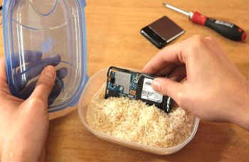 Промокший телефон в контейнере с рисом
