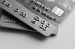 Взять займ в МФО на чужую банковскую карту: законно ли это